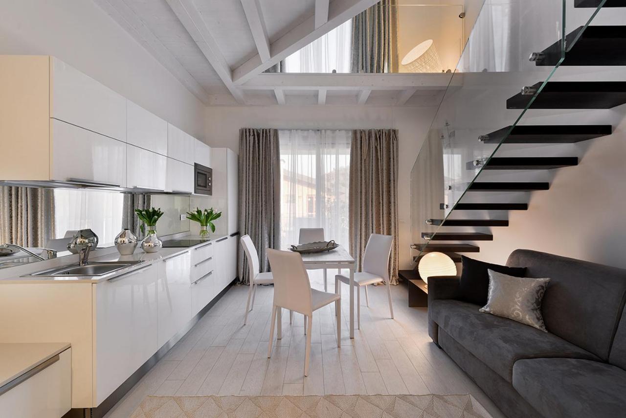 Villa Bianca Luxury Apartments デセンツァーノ・デル・ガルダ エクステリア 写真