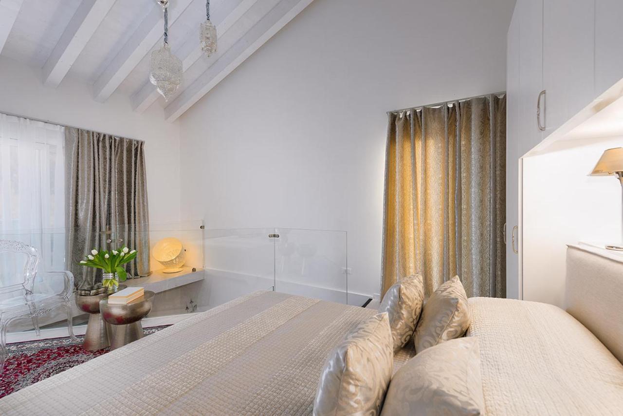 Villa Bianca Luxury Apartments デセンツァーノ・デル・ガルダ エクステリア 写真