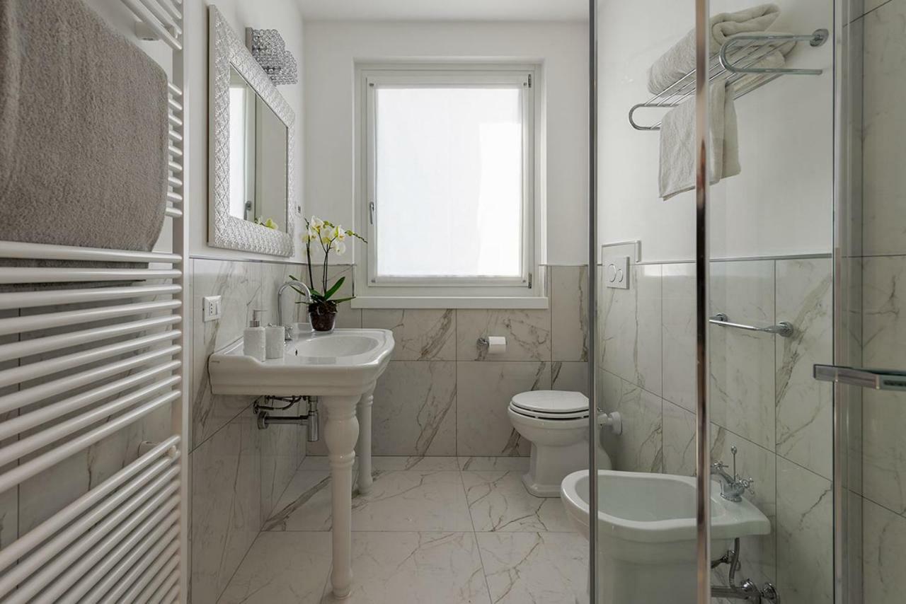 Villa Bianca Luxury Apartments デセンツァーノ・デル・ガルダ エクステリア 写真