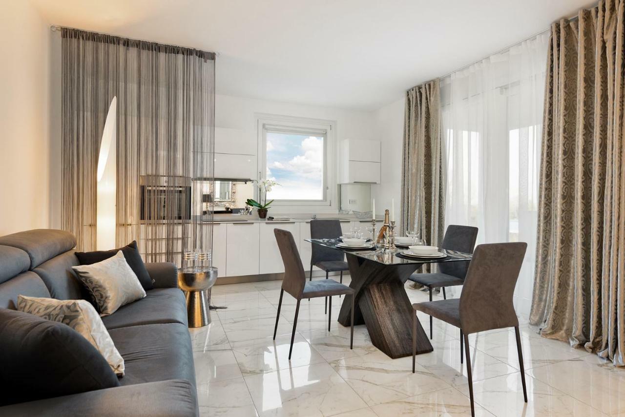 Villa Bianca Luxury Apartments デセンツァーノ・デル・ガルダ エクステリア 写真