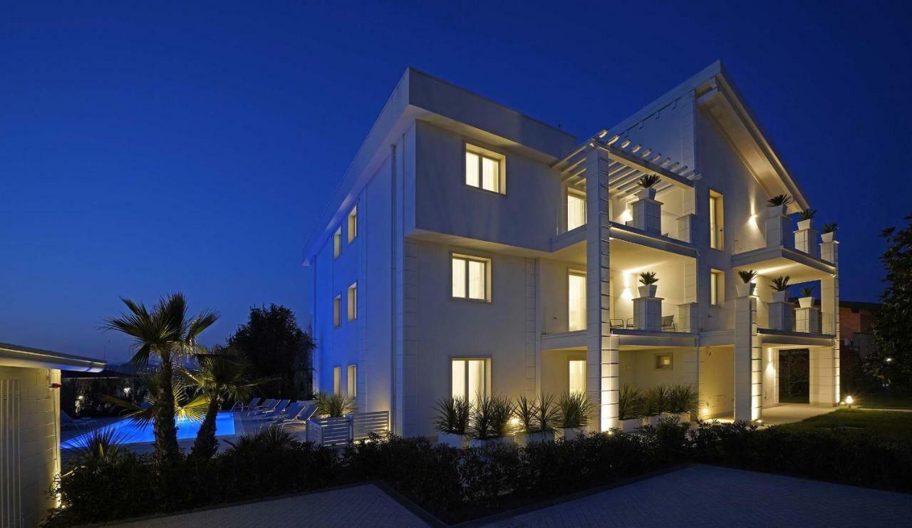 Villa Bianca Luxury Apartments デセンツァーノ・デル・ガルダ エクステリア 写真