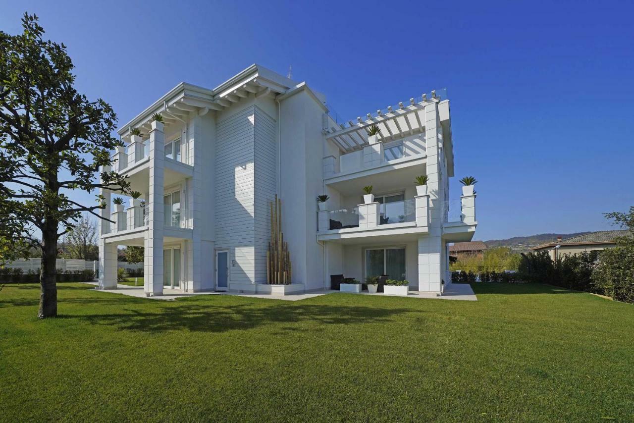 Villa Bianca Luxury Apartments デセンツァーノ・デル・ガルダ エクステリア 写真