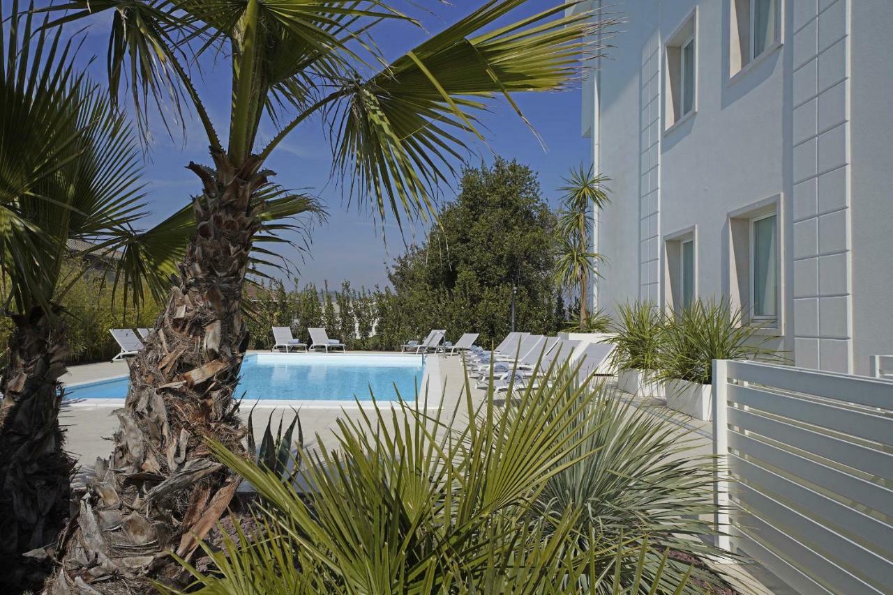 Villa Bianca Luxury Apartments デセンツァーノ・デル・ガルダ エクステリア 写真