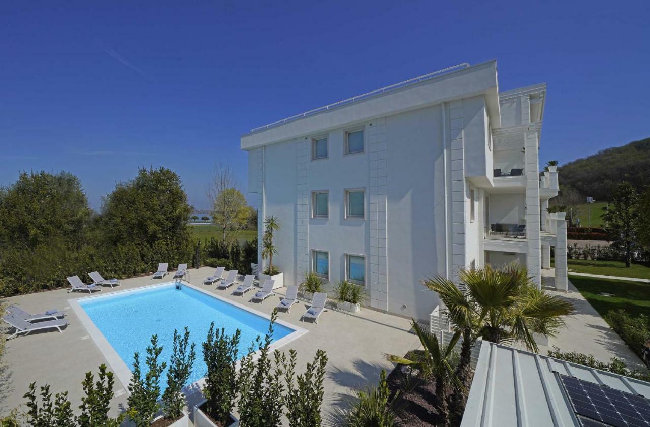 Villa Bianca Luxury Apartments デセンツァーノ・デル・ガルダ エクステリア 写真