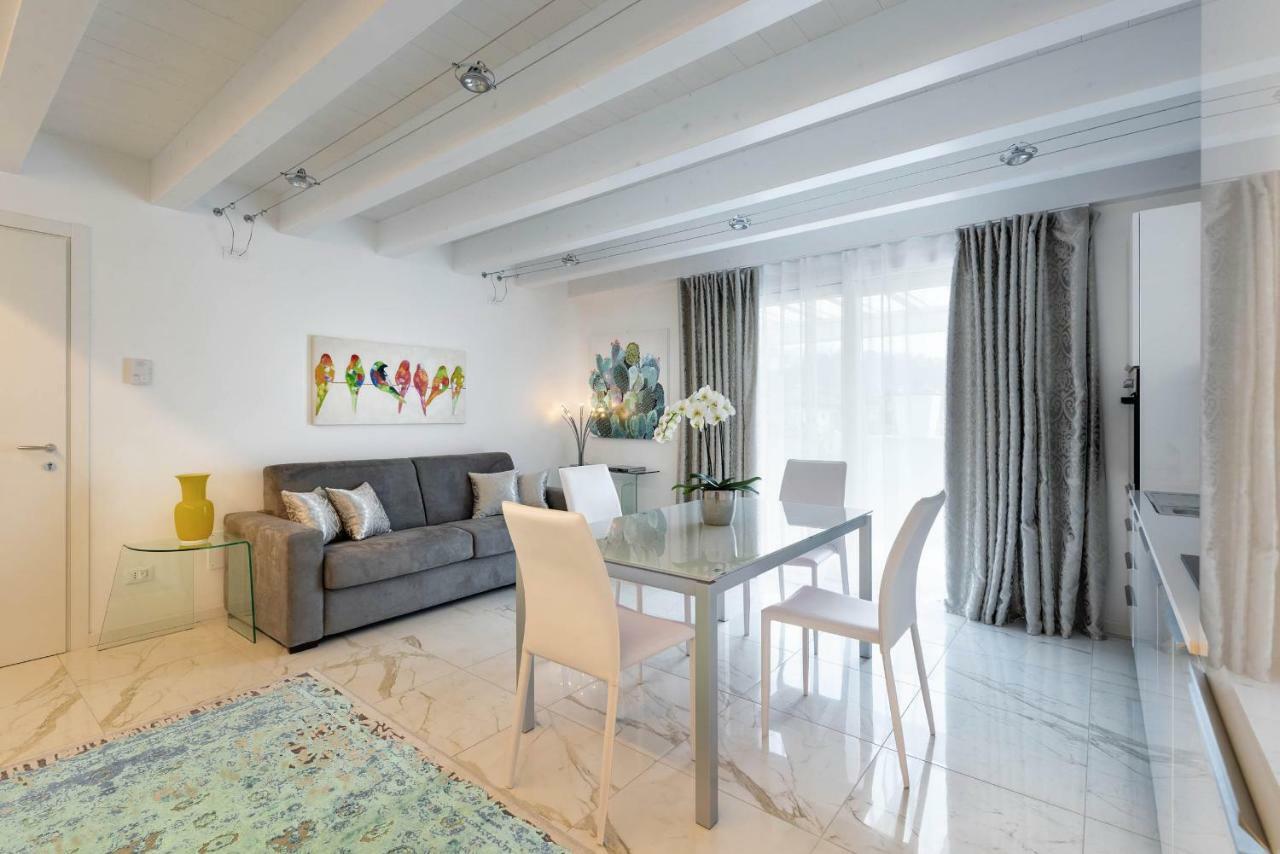 Villa Bianca Luxury Apartments デセンツァーノ・デル・ガルダ エクステリア 写真