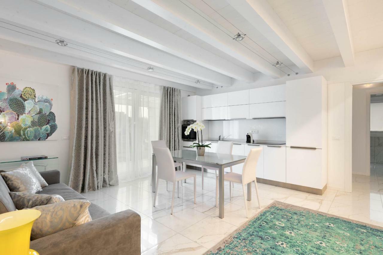 Villa Bianca Luxury Apartments デセンツァーノ・デル・ガルダ エクステリア 写真