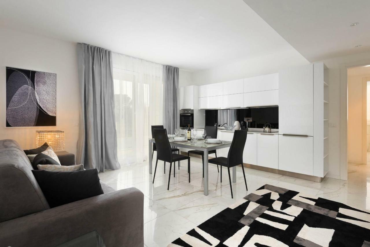 Villa Bianca Luxury Apartments デセンツァーノ・デル・ガルダ エクステリア 写真