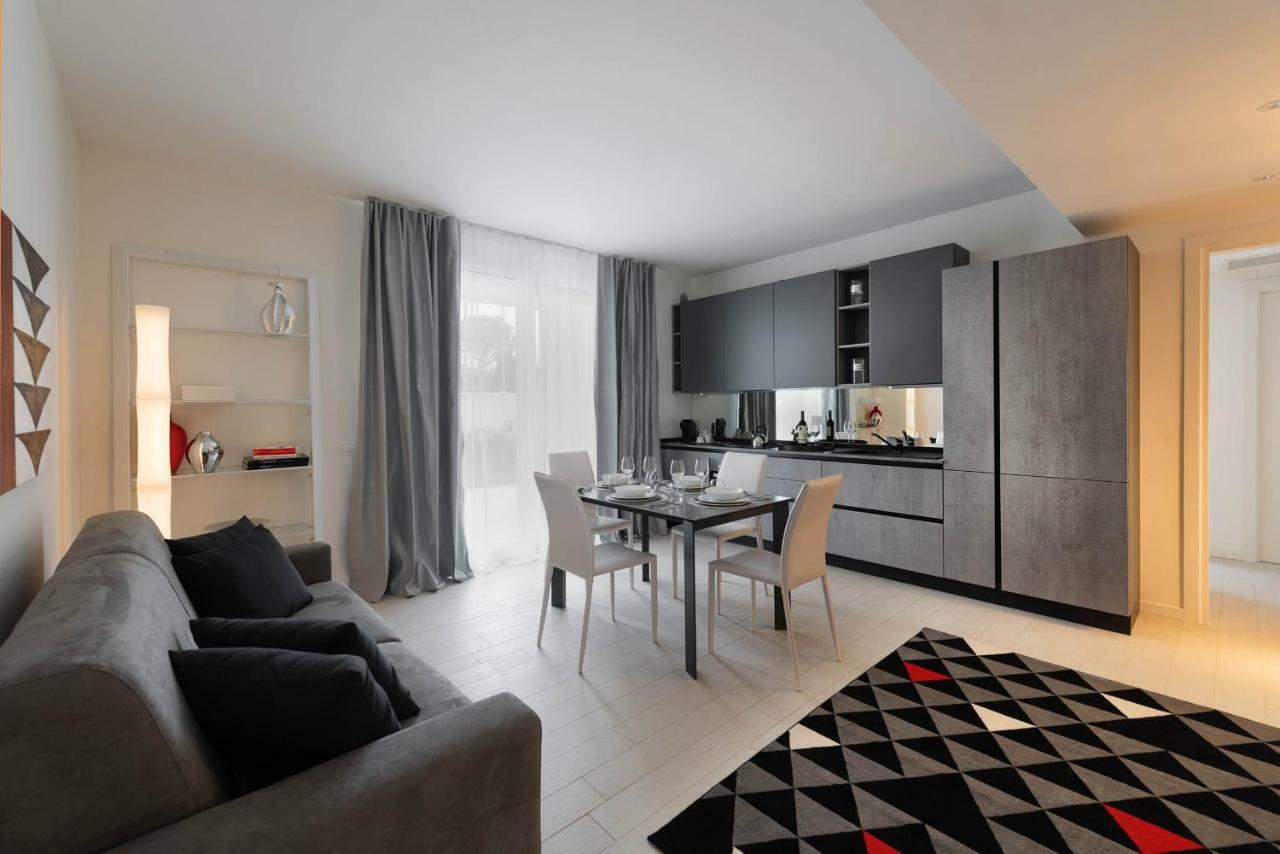 Villa Bianca Luxury Apartments デセンツァーノ・デル・ガルダ エクステリア 写真