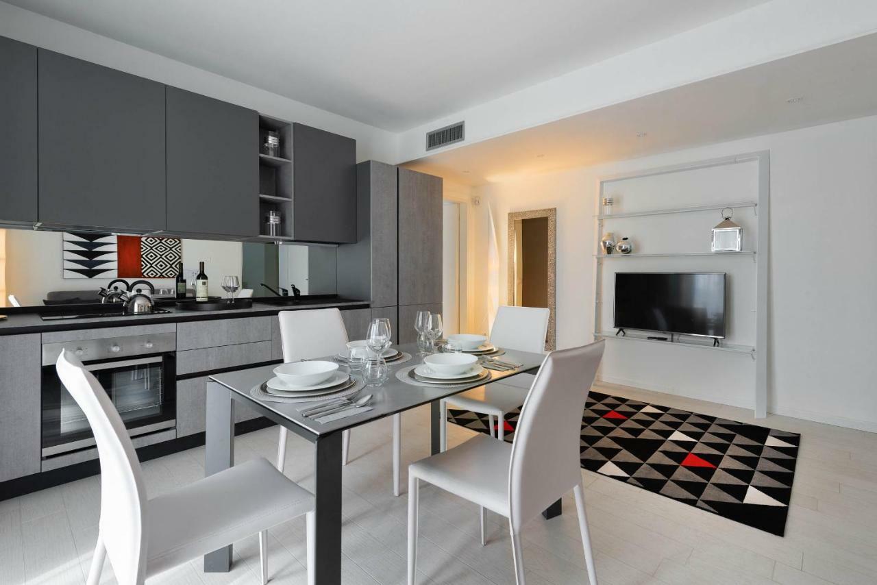 Villa Bianca Luxury Apartments デセンツァーノ・デル・ガルダ エクステリア 写真