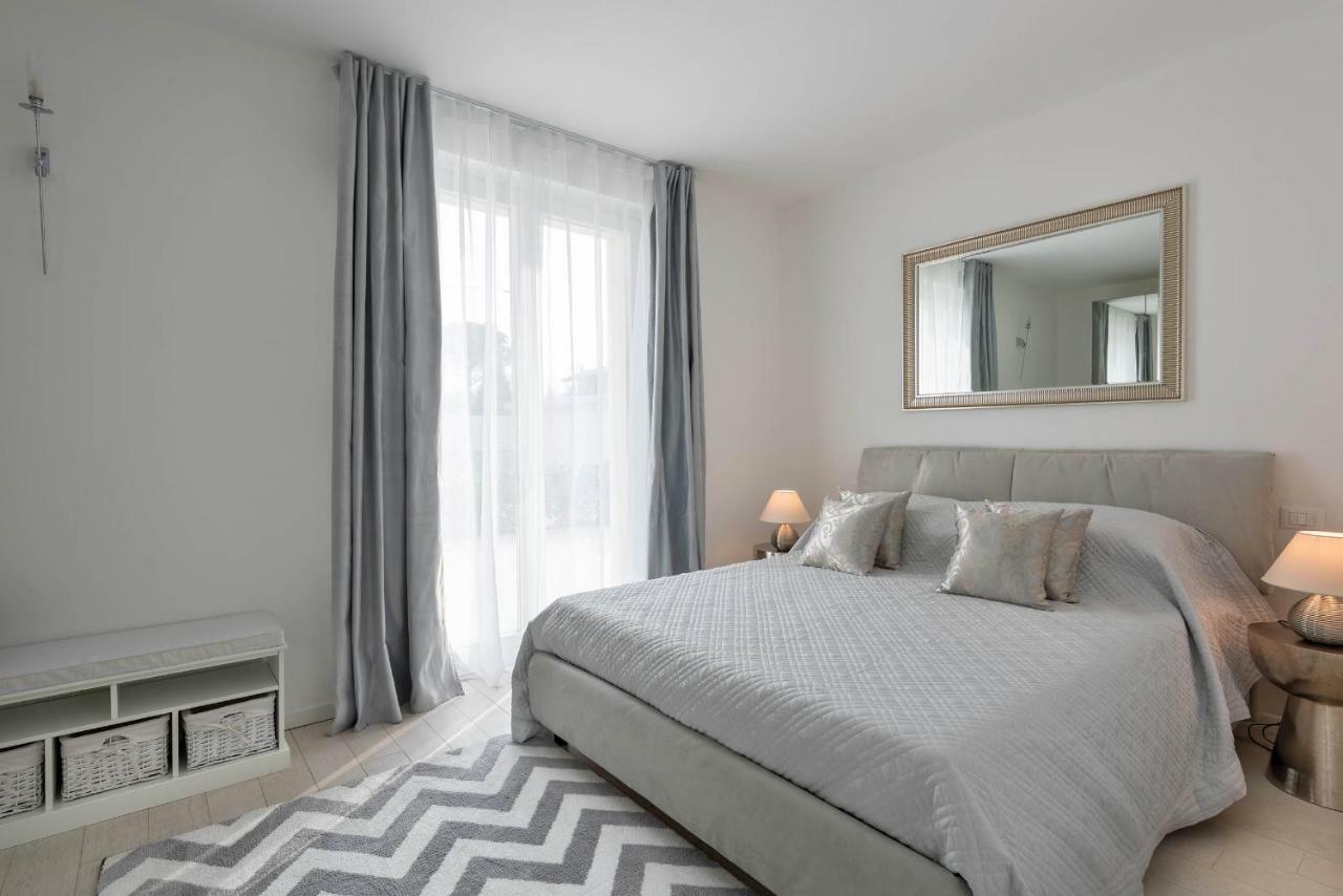Villa Bianca Luxury Apartments デセンツァーノ・デル・ガルダ エクステリア 写真