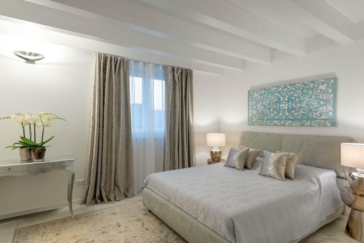 Villa Bianca Luxury Apartments デセンツァーノ・デル・ガルダ エクステリア 写真